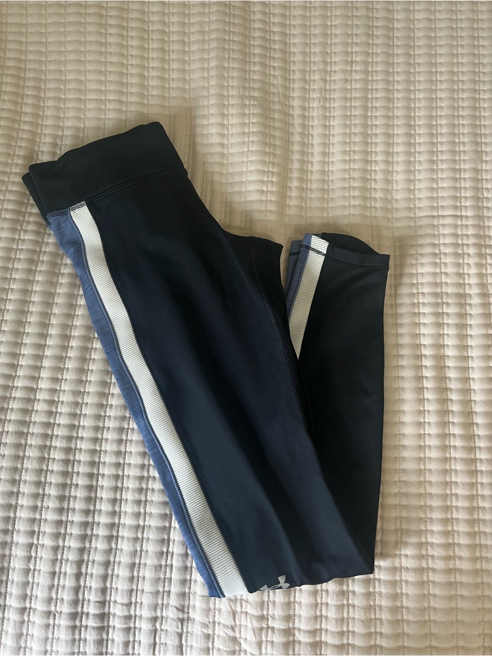 Under Armour line 7/8 leggings, base layer cold gear midrise small